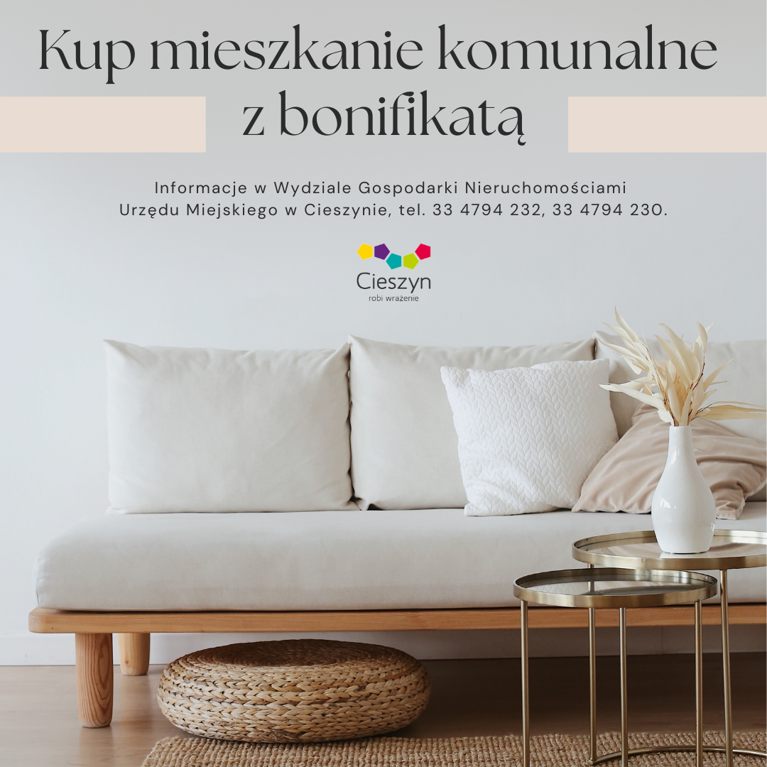 Grafika przedstawiająca wnętrze mieszkania w jasnych barwach - kanapa , poduszki i stolik z wazonem - i napis